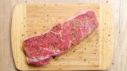 Як правильно розморожувати м’ясо, щоб воно зберегло смак і не стало гумовим - фото