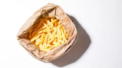 Картопля фрі за 15 хвилин: простий рецепт у мікрохвильовці - фото