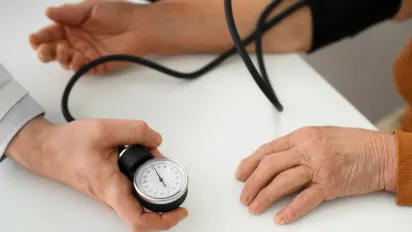 Як правильно тримати руку під час вимірювання тиску: поради медиків - фото
