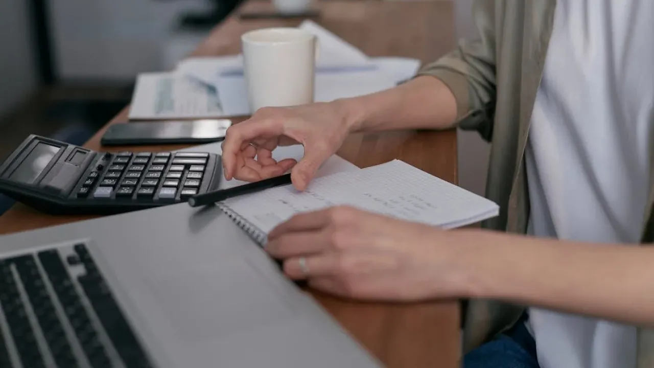 Астрологи назвали день, коли не варто оплачувати комуналку: накличете фінансову діру 