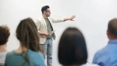 Чи продовжать виплати “вчительської тисячі” у 2026 році: відповідь прем’єра - фото