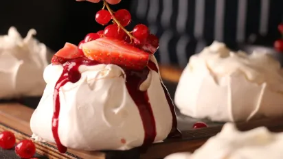 Як приготувати хрустке безе з вершками та полуницею: покроково - фото