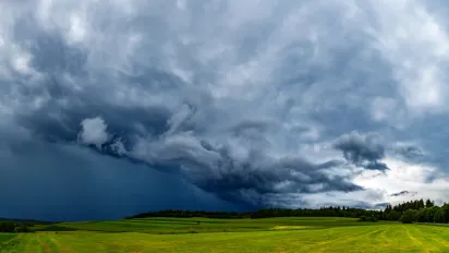 Грози, град та шквали йдуть до України: синоптики оголосили попередження - фото