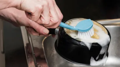 Як легко відмити каструлі та сковорідки від пригорілого осаду: найефективніші домашні методи - фото