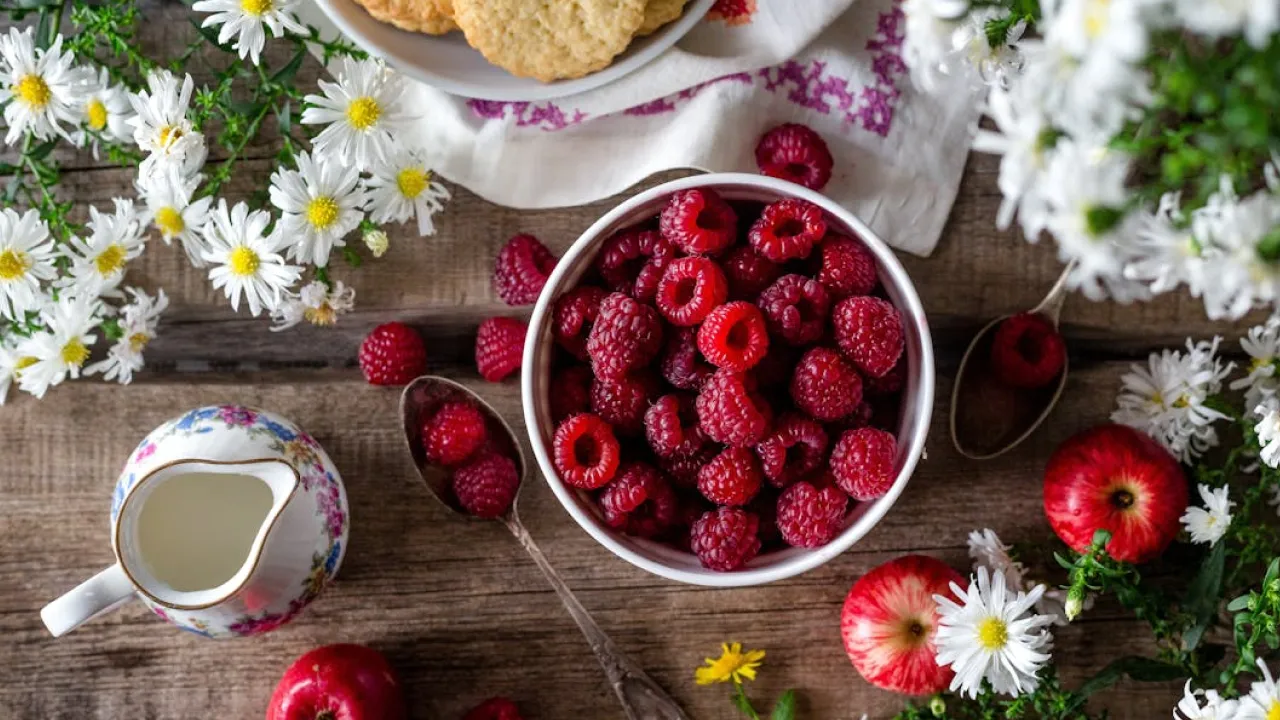 Найкорисніша ягода для кишківника: лікар пояснив, кому і скільки її можна їсти 