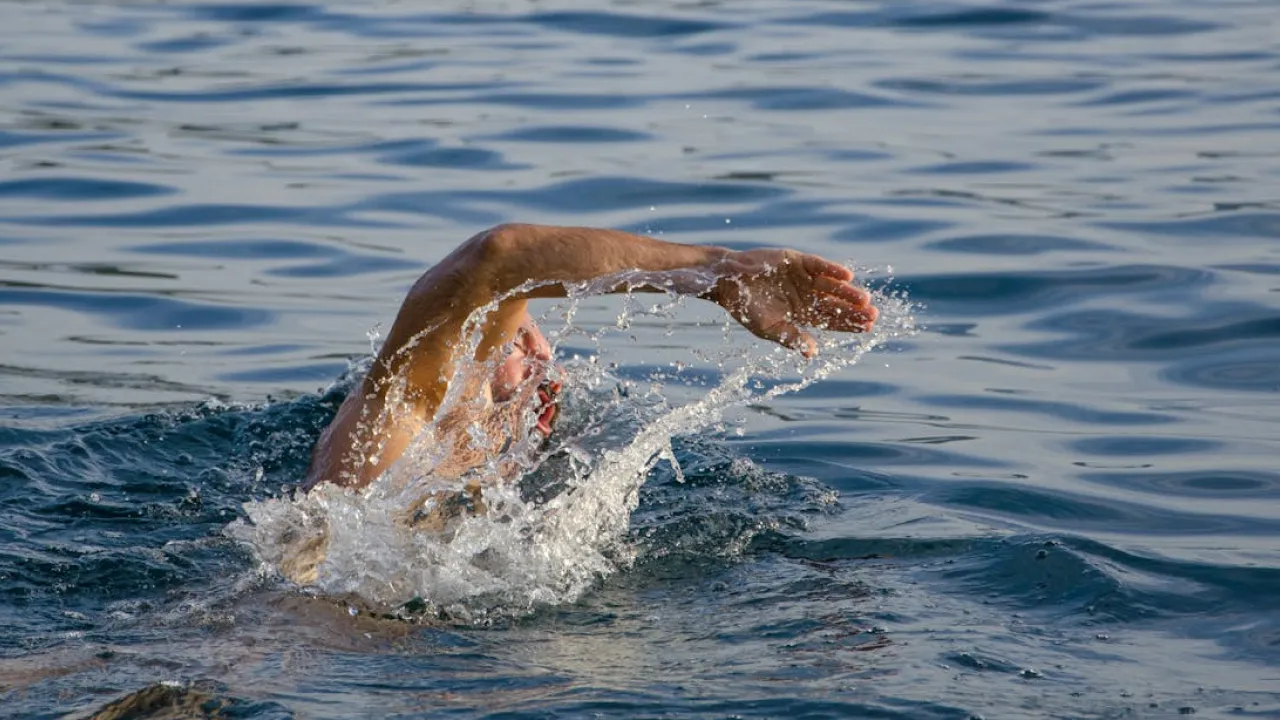 Які хвороби можна підхопити під час літнього купання: попередження лікарів 