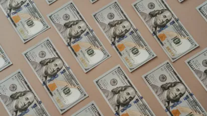 Фальшиві гривні та долари масово завозять в Україну — як їх розпізнати? - фото