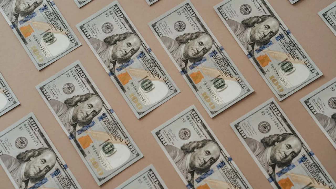 Фальшиві гривні та долари масово завозять в Україну — як їх розпізнати? 