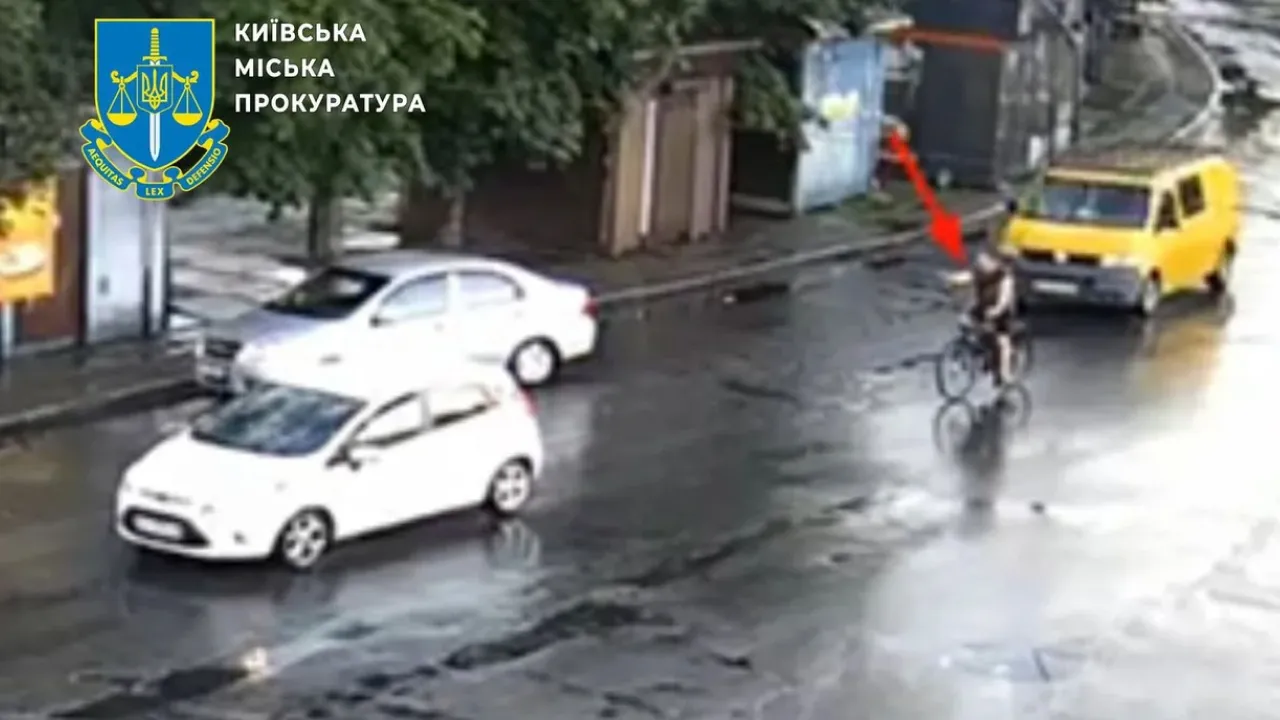 В Києві чоловік розстріляв машину, яка "обляпала його калюжею" (ФОТО) 