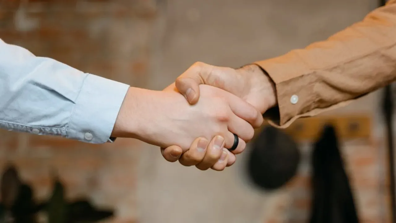 За яку зарплату готові працювати українці у 2025 році: очікування та реальність 