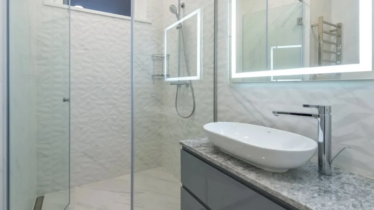 Як легко відмити душову кабіну від нальоту: без розводів і зусиль 