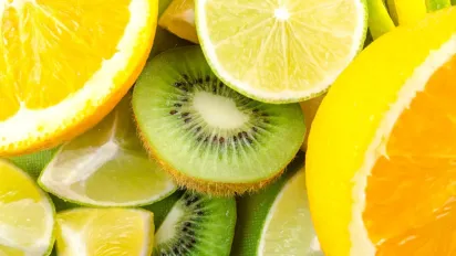 Дарма боїтеся фруктів через цукор: три найкорисніші плоди, які зміцнюють здоров'я після 60 - фото