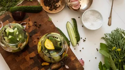 Ідеальна закуска в спеку — малосольні огірки за 5 хвилин - фото