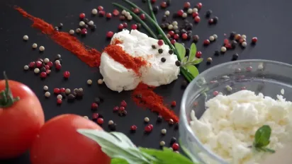 Кисломолочний сир не для всіх: кому він може нашкодити - фото