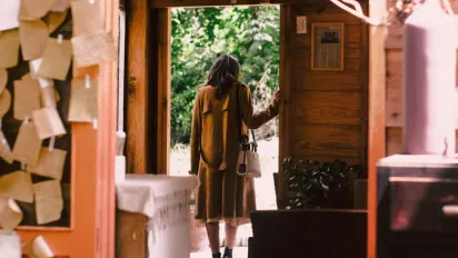 Стародавній забобон: чому не варто вітатися та щось передавати через поріг - фото