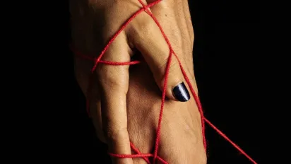 Оберіг на дорогу: як використати червону нитку для спокійної мандрівки - фото