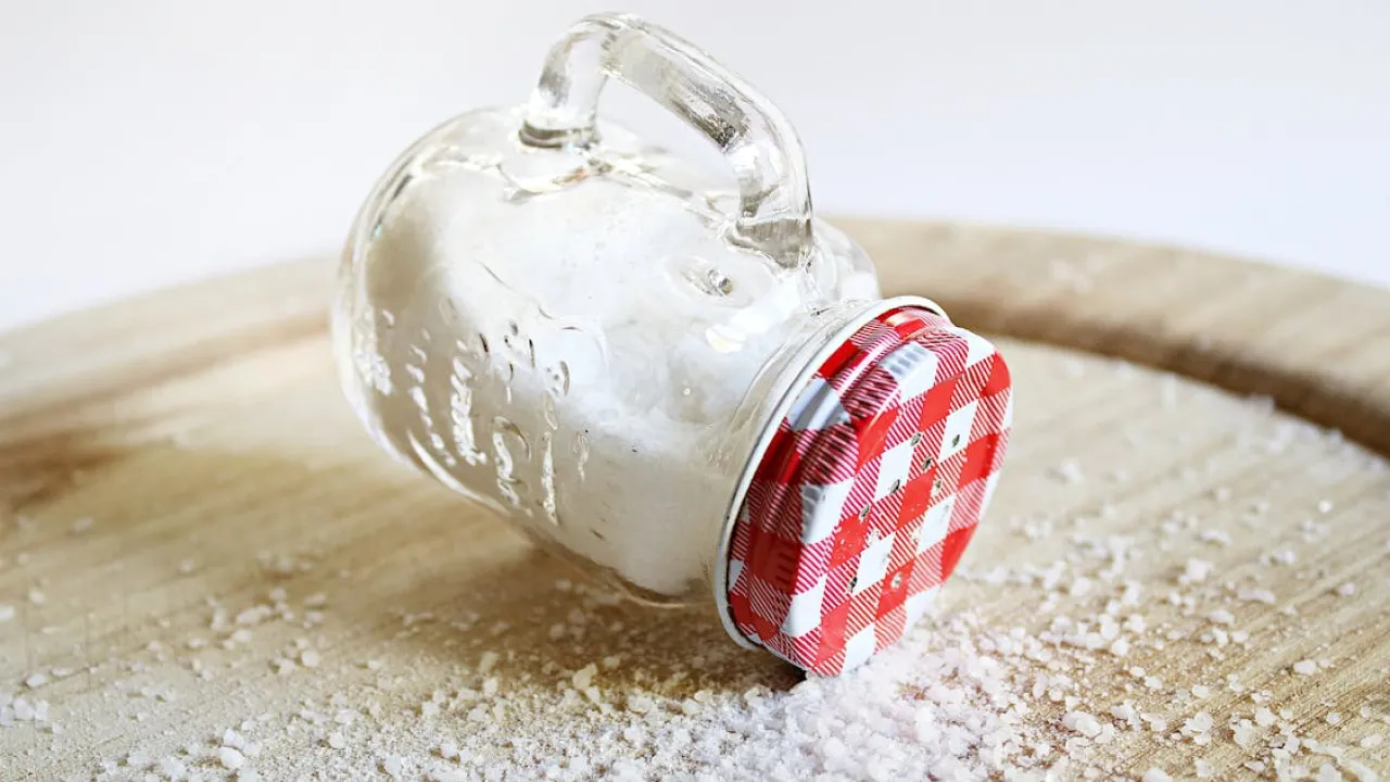 Сіль, що притягує гроші: легкий ритуал на зростаючий Місяць 