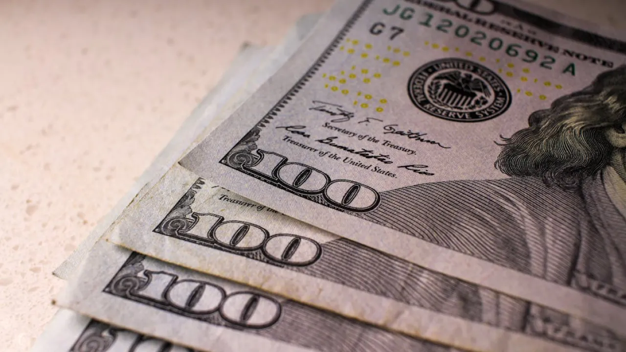 Все більше українців переживають через зростання курсу долара — дослідження 