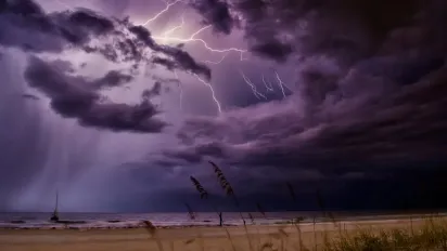 Поб'є градом та заллє дощами: в Україну насувається негода  - фото