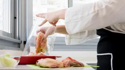 Як правильно запікати страви в рукаві: корисні секрети, про які мало хто здогадується - фото