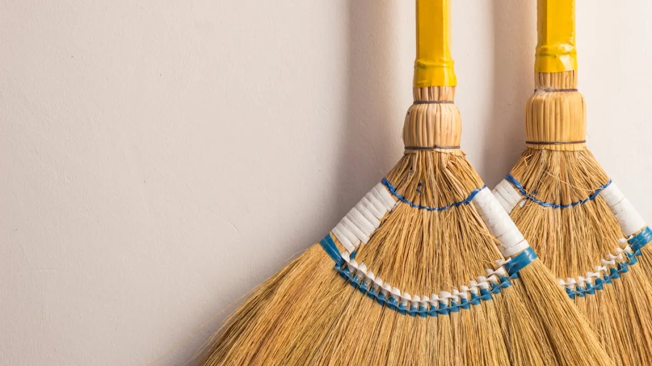 Де тримати віник, щоб у домі були злагода й удача, а не сварки 