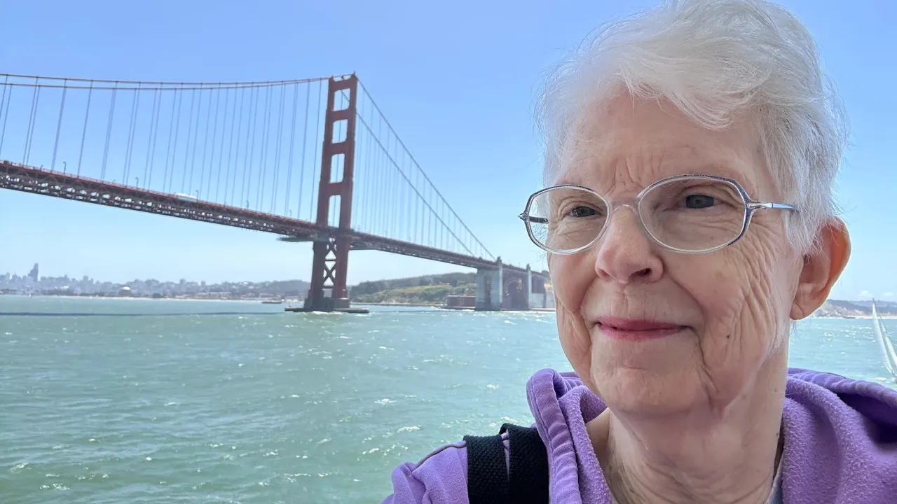 “Це дешевше, ніж жити в Каліфорнії”: 77-річна американка продала все своє майно і переїхала жити на круїзний лайнер 
