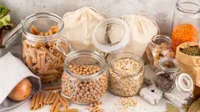 Що покласти у банку з крупою, щоб не було молі: перевірений лайфхак для господинь - фото