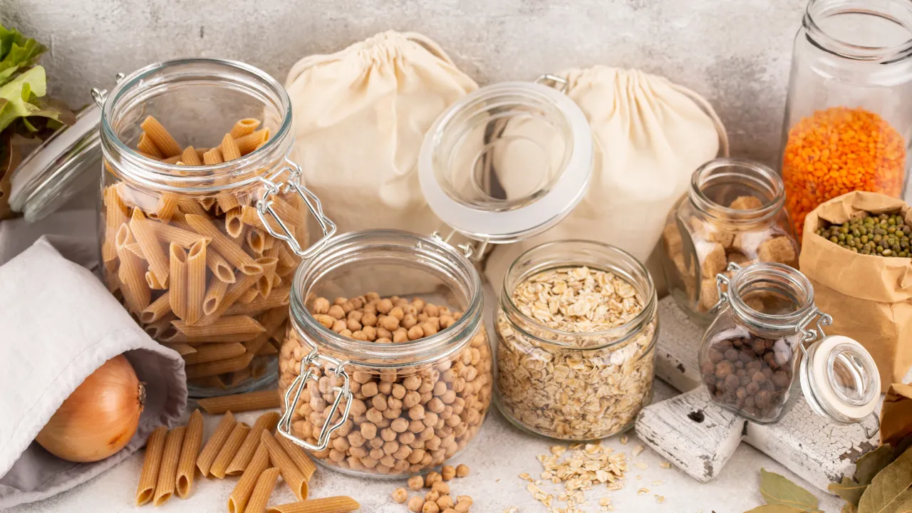 Що покласти у банку з крупою, щоб не було молі: перевірений лайфхак для господинь 