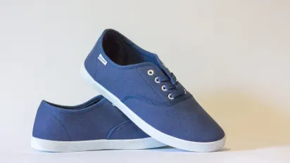 Запах у взутті зникне за ніч: найпростіші методи з домашніх засобів - фото