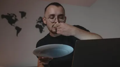 Після обіду не можна: три звички, які шкодять шлунку - фото