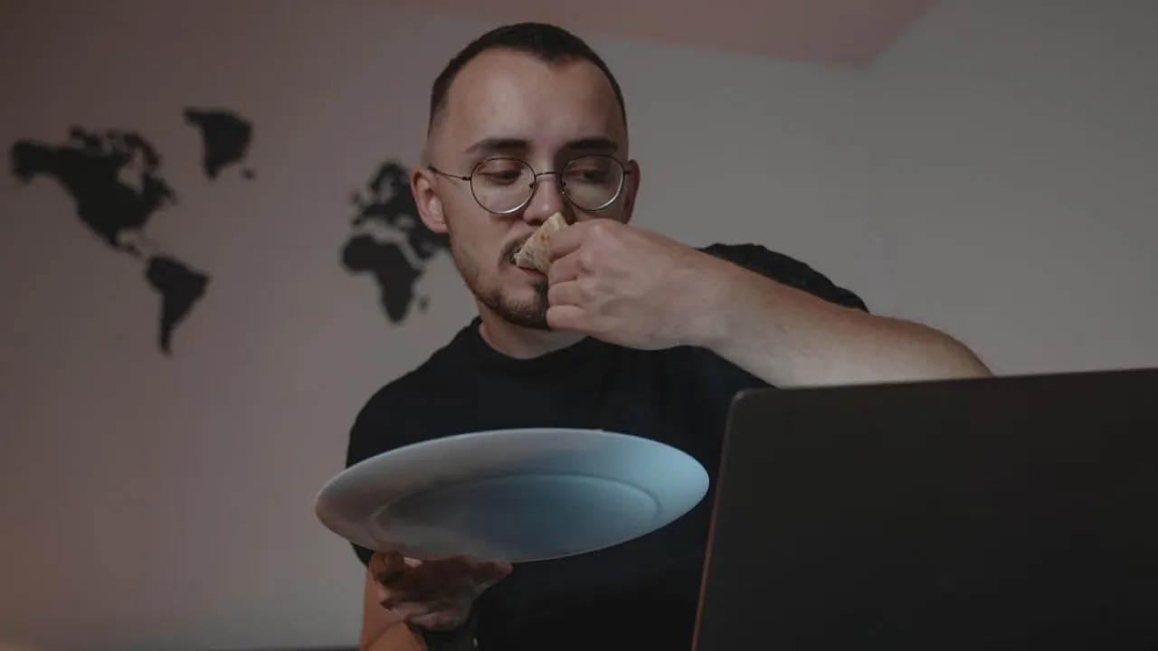 Після обіду не можна: три звички, які шкодять шлунку 