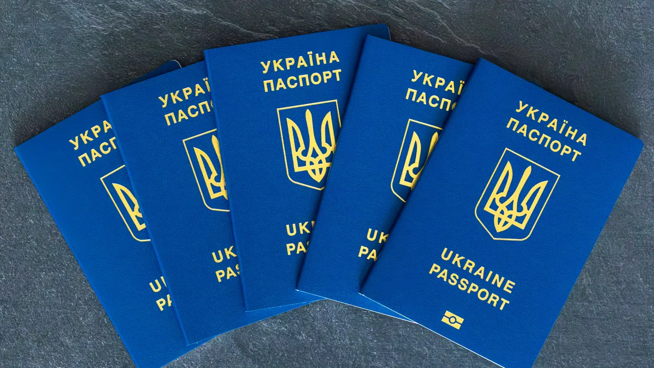 За 30 днів потрібно оновити: українців штрафують за "неправильні" паспорти 