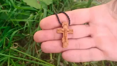 Чи можна підбирати знайдений на вулиці хрестик: народні прикмети - фото