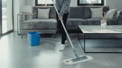 Що додати у воду для миття підлоги, щоб вона залишалась чистою до 10 днів - фото