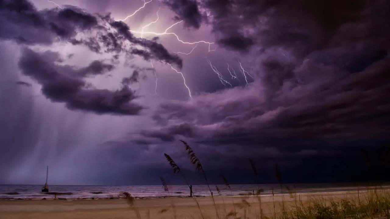 Названо 6 речей, які в жодному разі не можна робити під час грози 