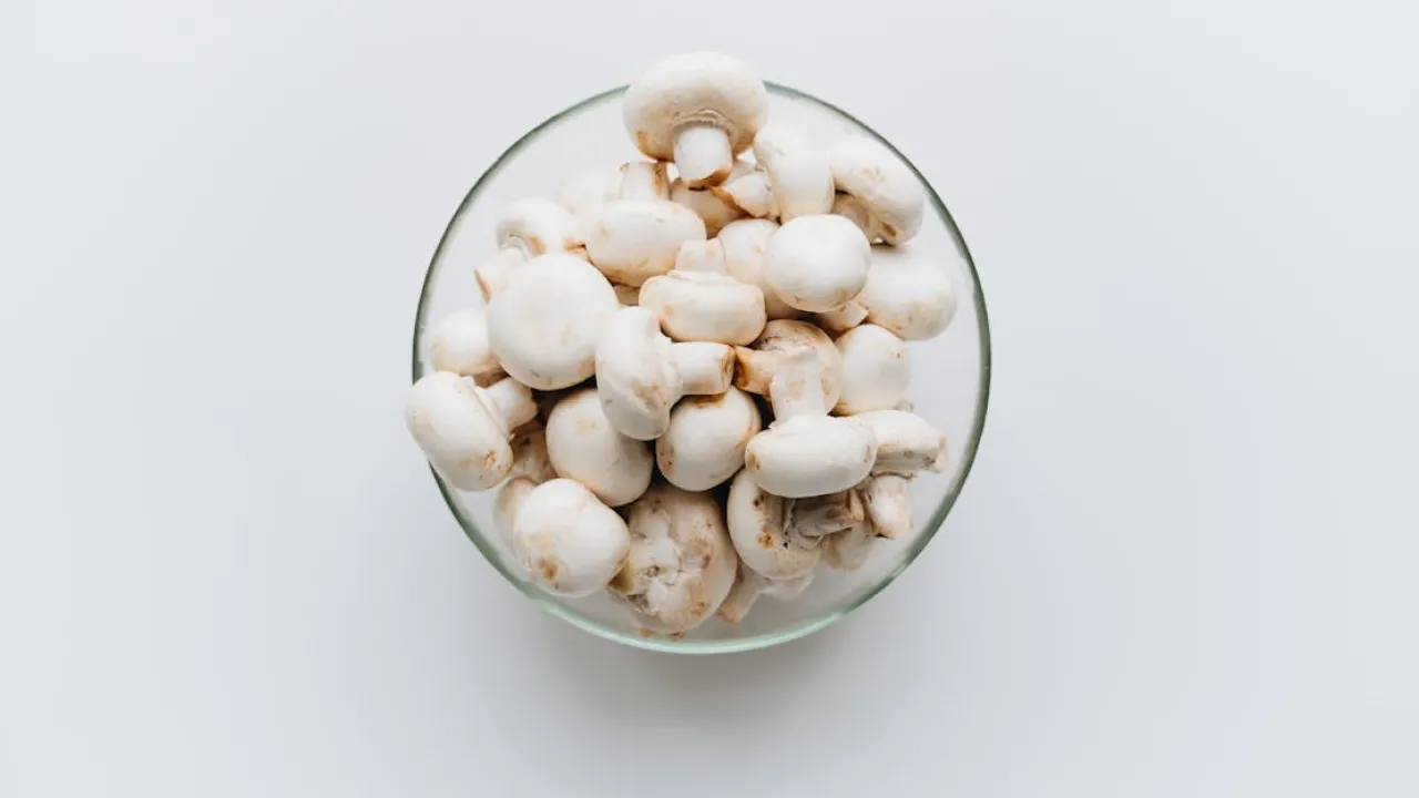 Як не забруднити руки при чищенні грибів: простий метод із борошном 