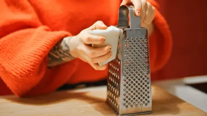 Не викидай тупу тертку: звичайна фольга поверне їй гостроту - фото