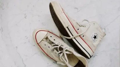 Білі кросівки, як нові: лайфхаки проти жовтих плям і бруду - фото