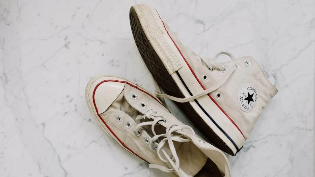 Білі кросівки, як нові: лайфхаки проти жовтих плям і бруду 