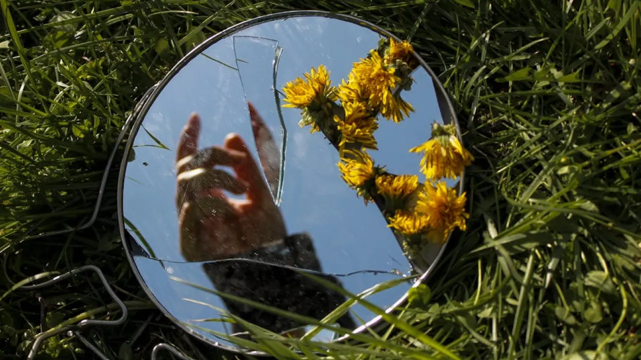 Як безпечно викидати старий гребінець чи розбите дзеркало, щоб уникнути негараздів для себе і оселі 