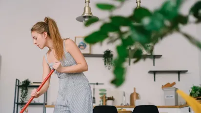 Як зробити підлогу ідеально чистою без розводів: рецепт домашнього розчину - фото