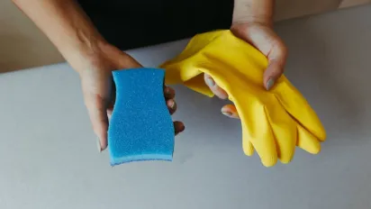 Жир з кухонних поверхонь зникне, як не було: домашній лайфхак із крохмалем - фото