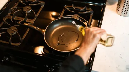 Простий домашній метод для відновлення сковорідки з антипригарним покриттям - фото