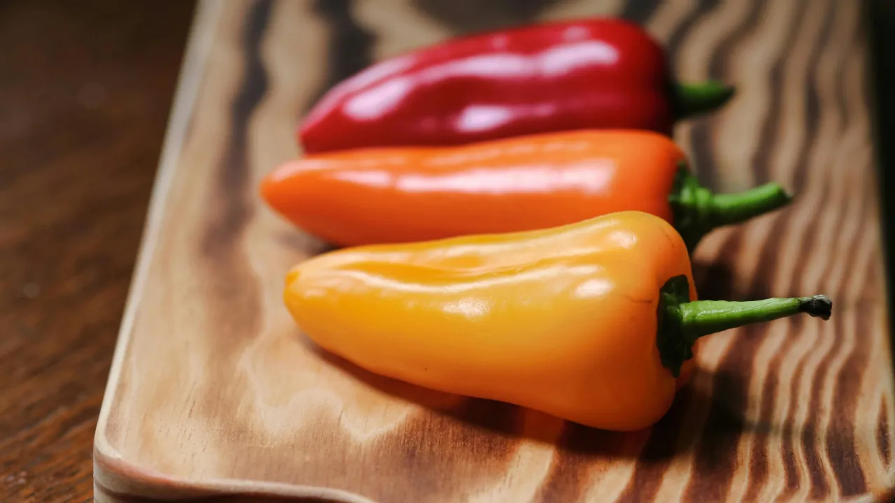 Перець у морозилку без хаосу: інструкція з ефективного складання “стаканчиком” 