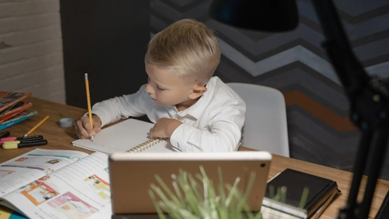 В Україні скасовують наказ про дистанційне навчання: уряд готує повернення до шкіл 