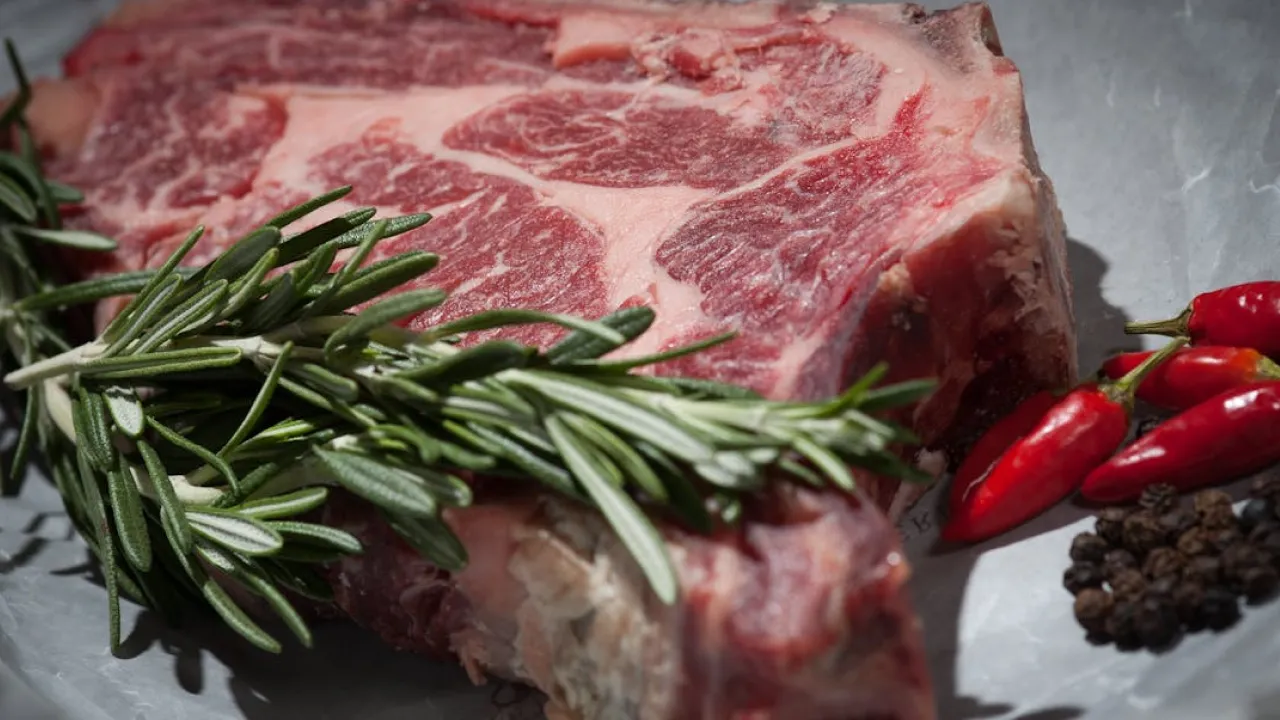 Чому євреї й мусульмани не їдять свинину: релігійні заборони і медичні ризики  