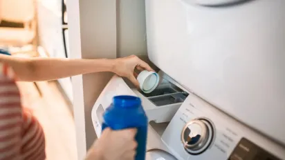 Скільки часу можна залишати білизну в пральній машині: відповідь, яка вас здивує - фото