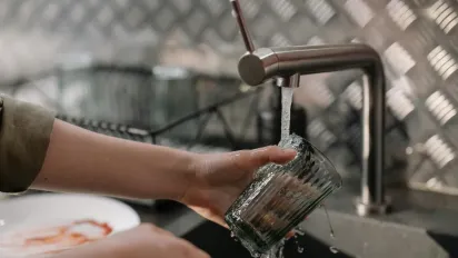 Як заощадити воду на кухні: прості звички, які зменшують рахунки і споживання - фото