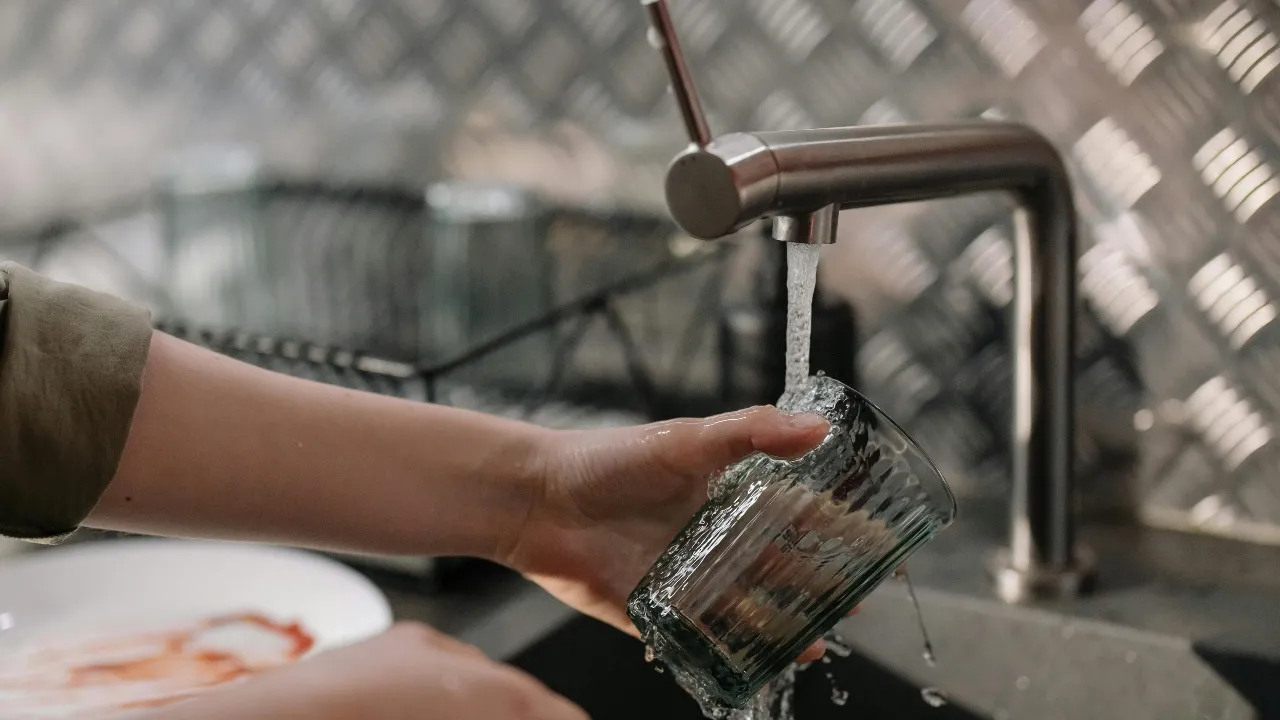 Як заощадити воду на кухні: прості звички, які зменшують рахунки і споживання 