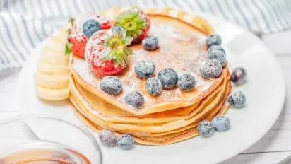 Тонкі та смачні: як приготувати млинці без молока і яєць - фото